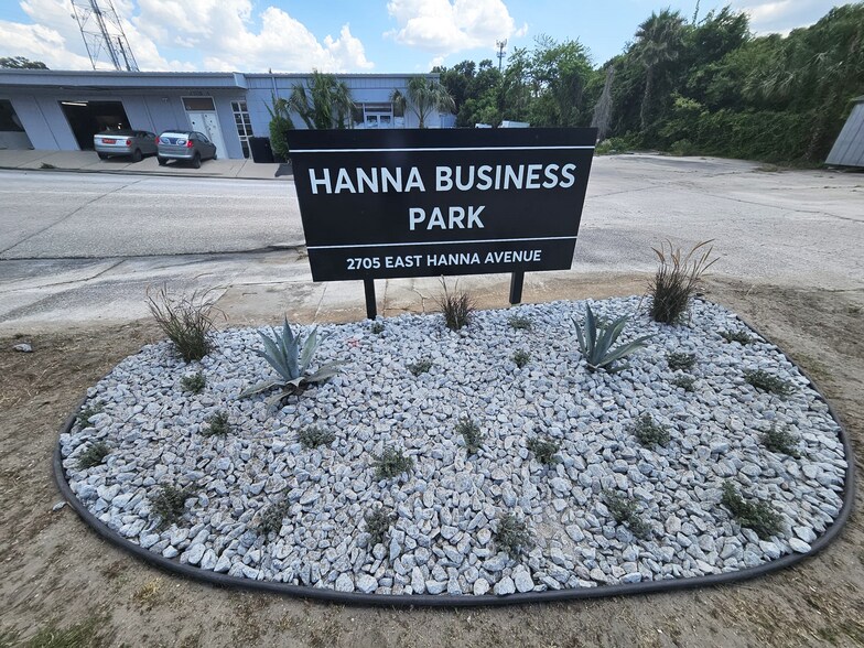 2705 E Hanna Ave, Tampa, FL à louer - Photo de l’immeuble – Image 3 sur 8