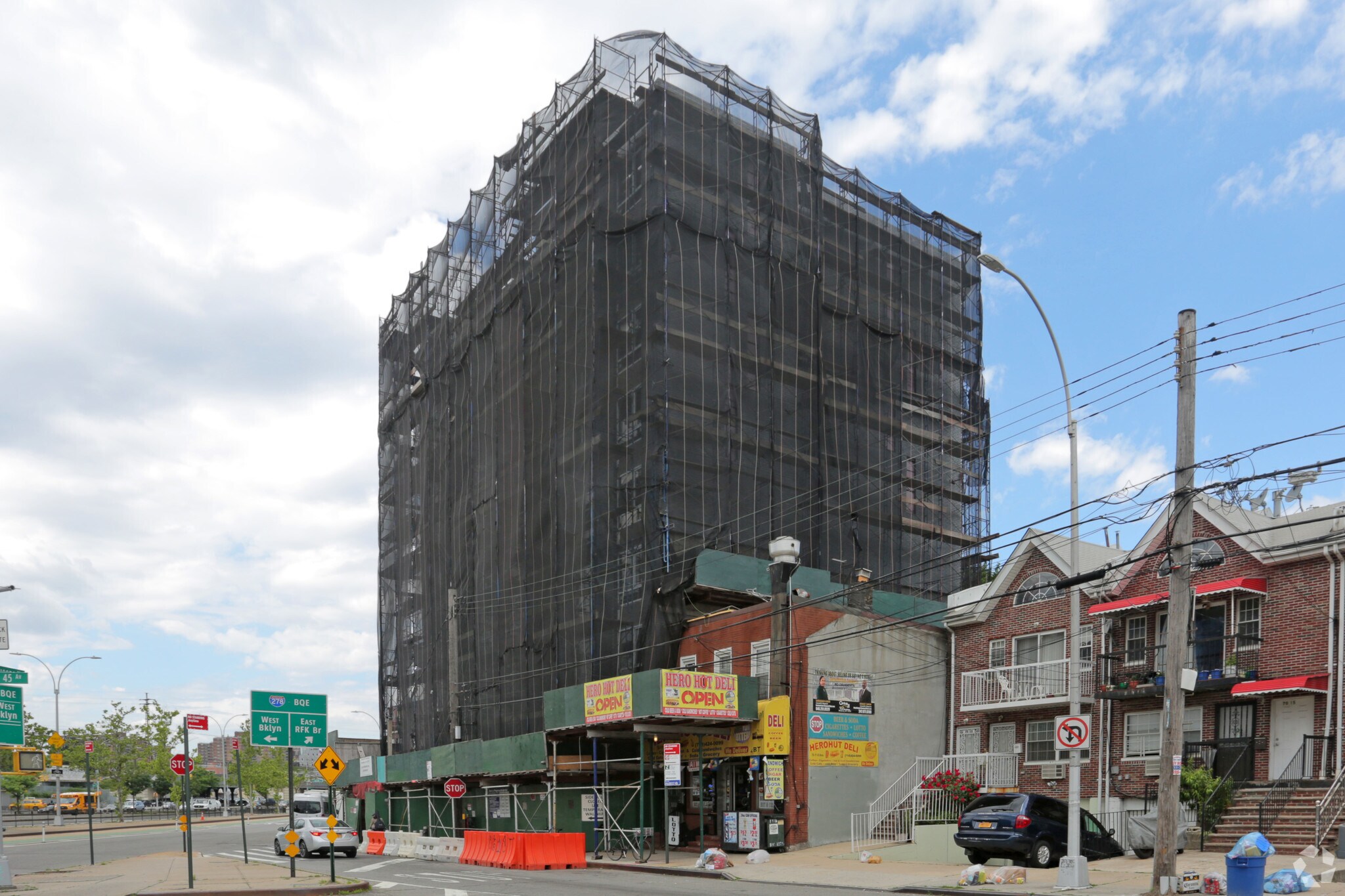 70-09 45th Ave, Flushing, NY à louer Photo principale– Image 1 sur 13