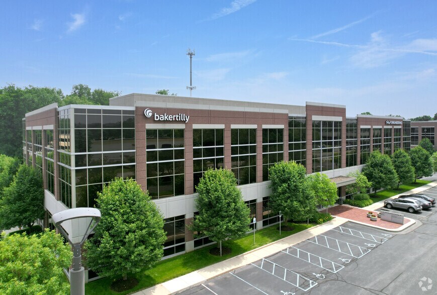 8365 Keystone Crossing, Indianapolis, IN à louer - Photo de l’immeuble – Image 2 sur 4