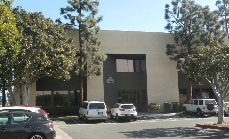 16541 Gothard St, Huntington Beach, CA à louer - Photo de l’immeuble – Image 2 sur 9