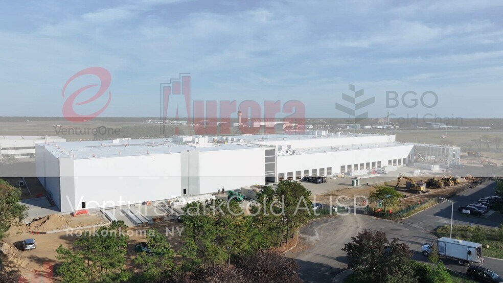 2100 Smithtown Ave, Ronkonkoma, NY à louer - Vidéo sur l’annonce professionnelle – Image 2 sur 8