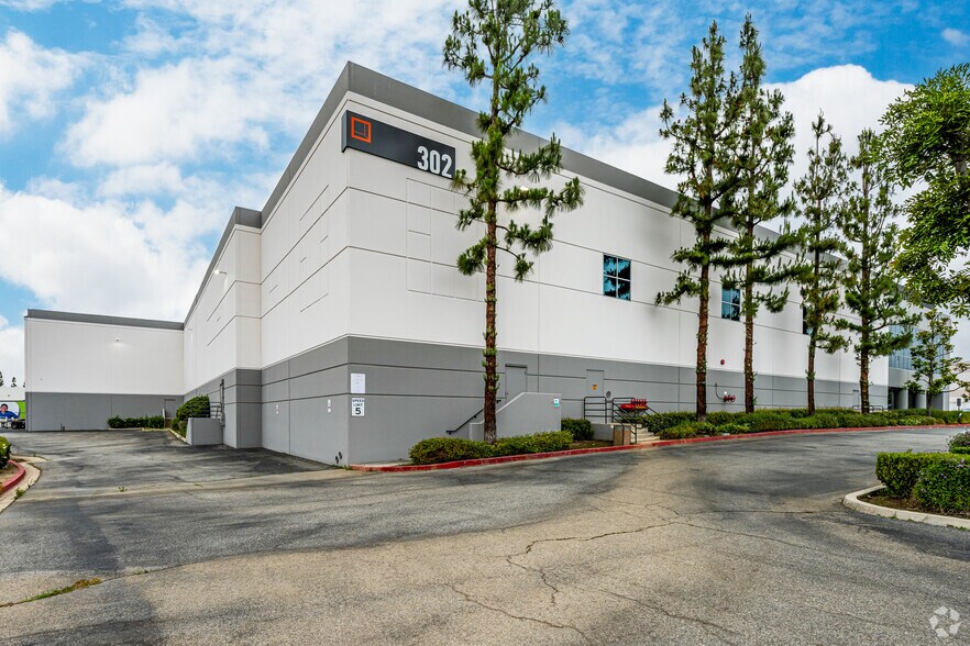 302 Rockefeller Ave, Ontario, CA à louer - Photo de l’immeuble – Image 2 sur 7