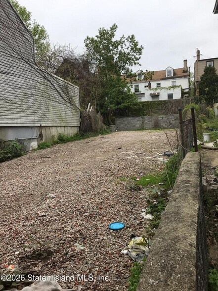 102 Montgomery ave, Staten Island, NY à vendre - Photo de l’immeuble – Image 2 sur 2