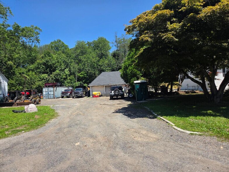 16 Ernest Ln, Mahopac, NY à louer - Photo de l’immeuble – Image 2 sur 7