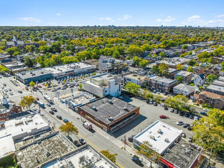 43-20 Bell Blvd, Bayside, NY à louer - Photo de l’immeuble – Image 3 sur 6