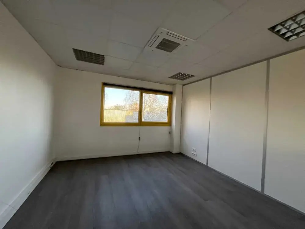 240 Rue Helene Boucher, Buc à louer Photo intérieure– Image 1 sur 7