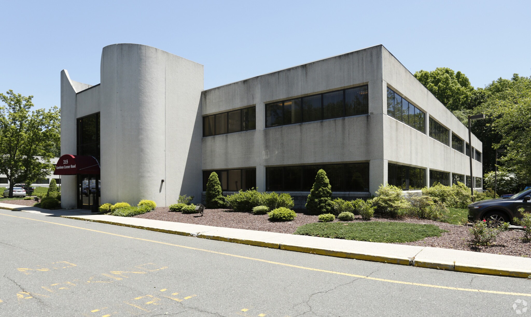 215 Gordons Corner Rd, Manalapan Township, NJ à louer Photo de l’immeuble– Image 1 sur 5