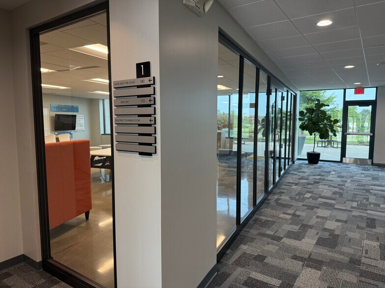 N19W24133 Riverwood Dr, Pewaukee, WI à louer - Photo intérieure – Image 2 sur 7