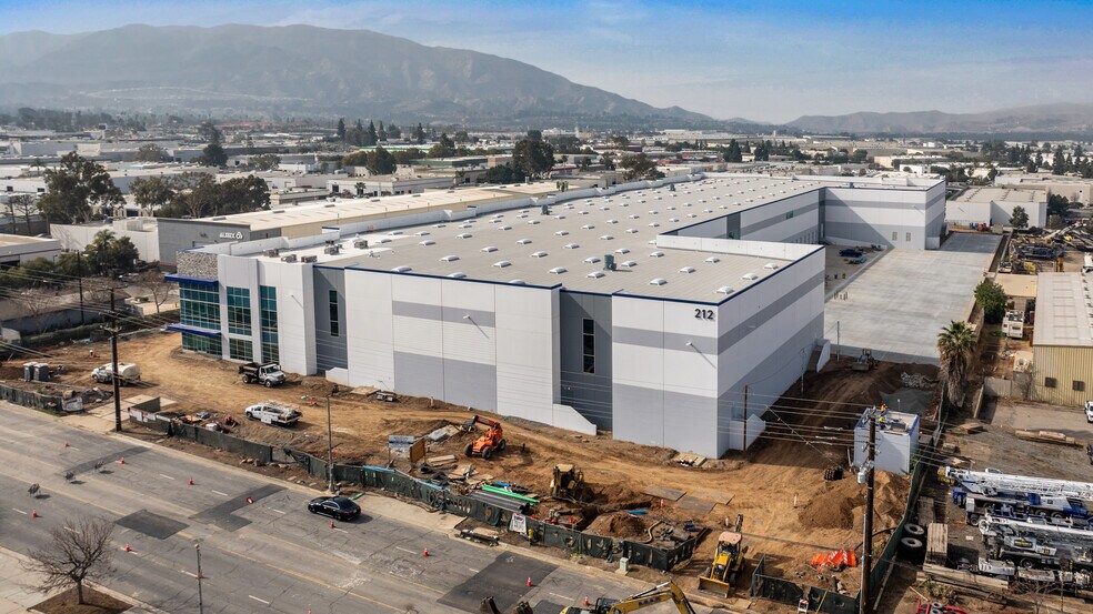 212 N Smith Ave, Corona, CA à louer - Photo de l’immeuble – Image 3 sur 29