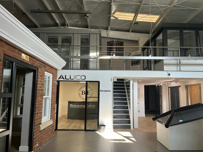 4-12 Kempson Clos, Aylesbury à louer - Photo de l’immeuble – Image 2 sur 16