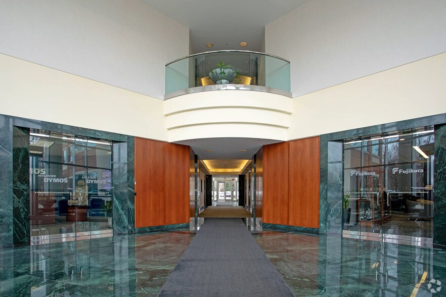 27555 Executive Dr, Farmington Hills, MI à louer - Hall d’entrée – Image 2 sur 8