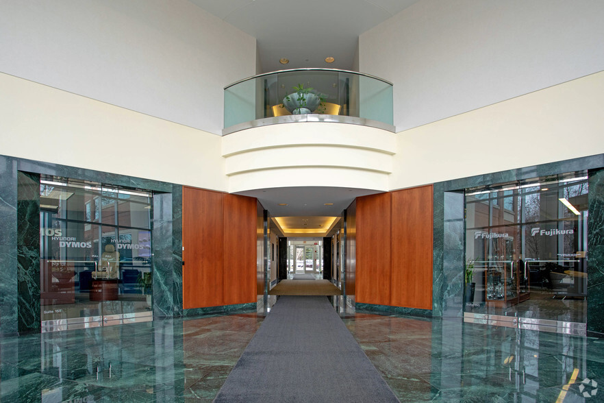 27555 Executive Dr, Farmington Hills, MI à louer - Hall d’entrée – Image 2 sur 8