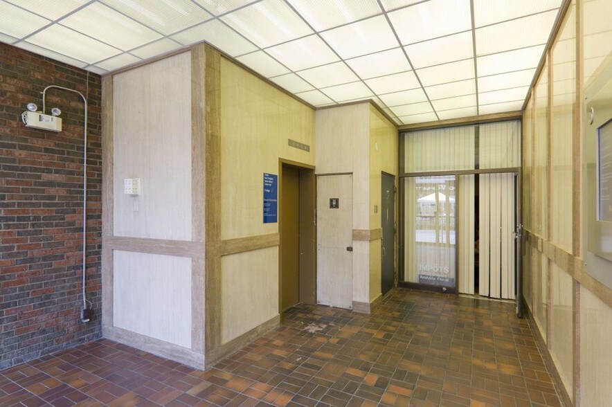 1250 Rue Sainte-Catherine E, Montréal, QC à louer - Hall d’entrée – Image 2 sur 4