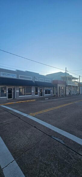 303 E Main St, Humble, TX à louer - Photo de l’immeuble – Image 1 sur 20