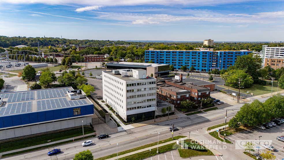 10900 Carnegie Ave, Cleveland, OH à louer - Photo de l’immeuble – Image 3 sur 10