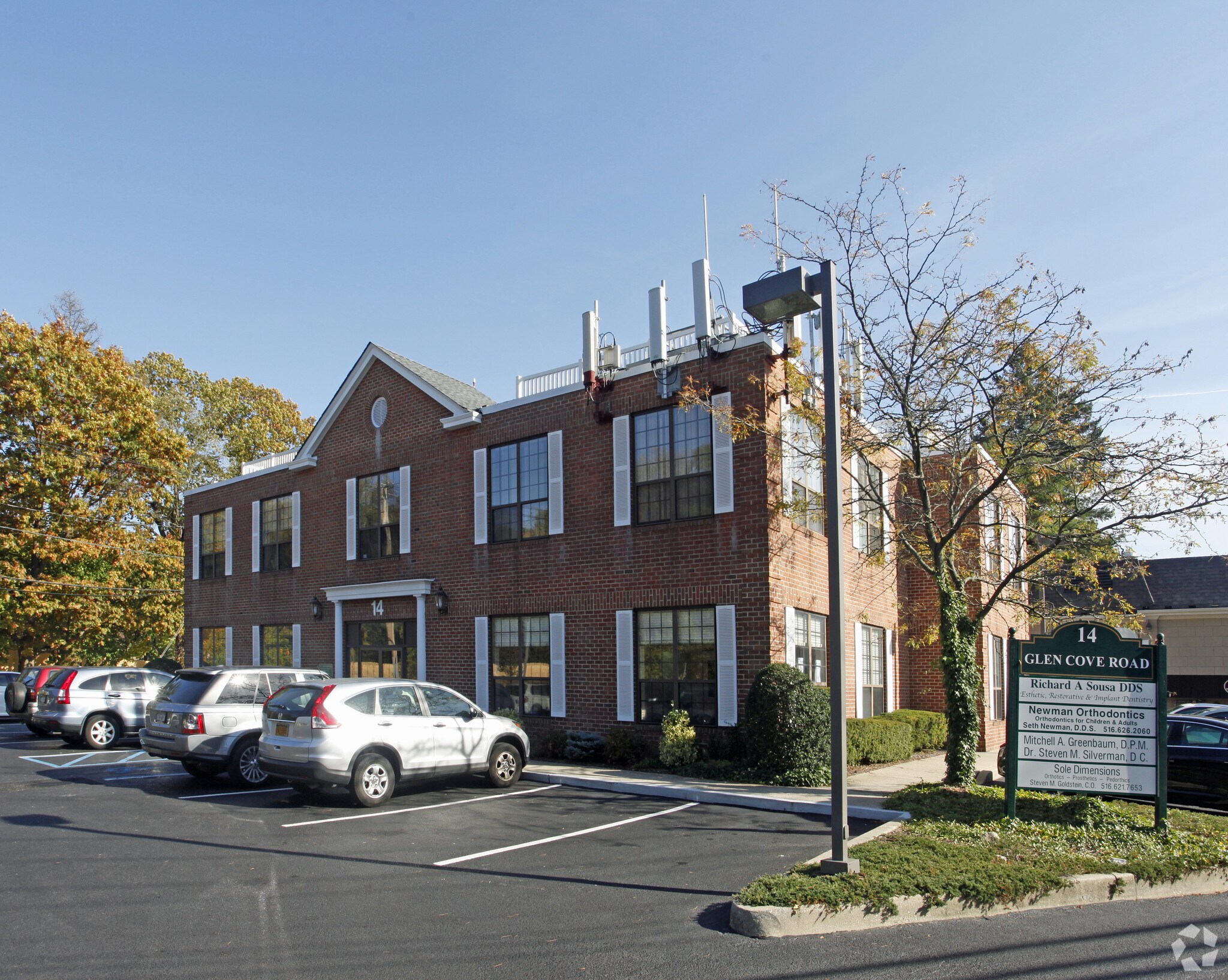 14 Glen Cove Rd, Roslyn Heights, NY à louer Photo principale– Image 1 sur 9