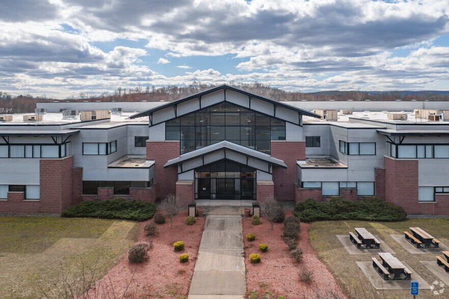 181 W Johnson Ave, Cheshire, CT à louer - Photo de l’immeuble – Image 1 sur 16