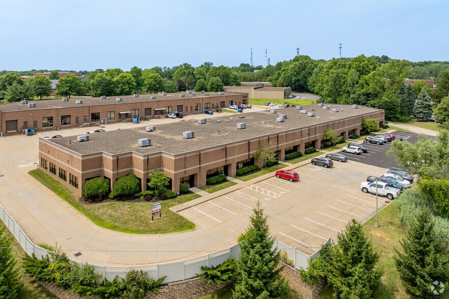3755 Boettler Oaks Dr, Uniontown, OH à louer - Aérien – Image 2 sur 14