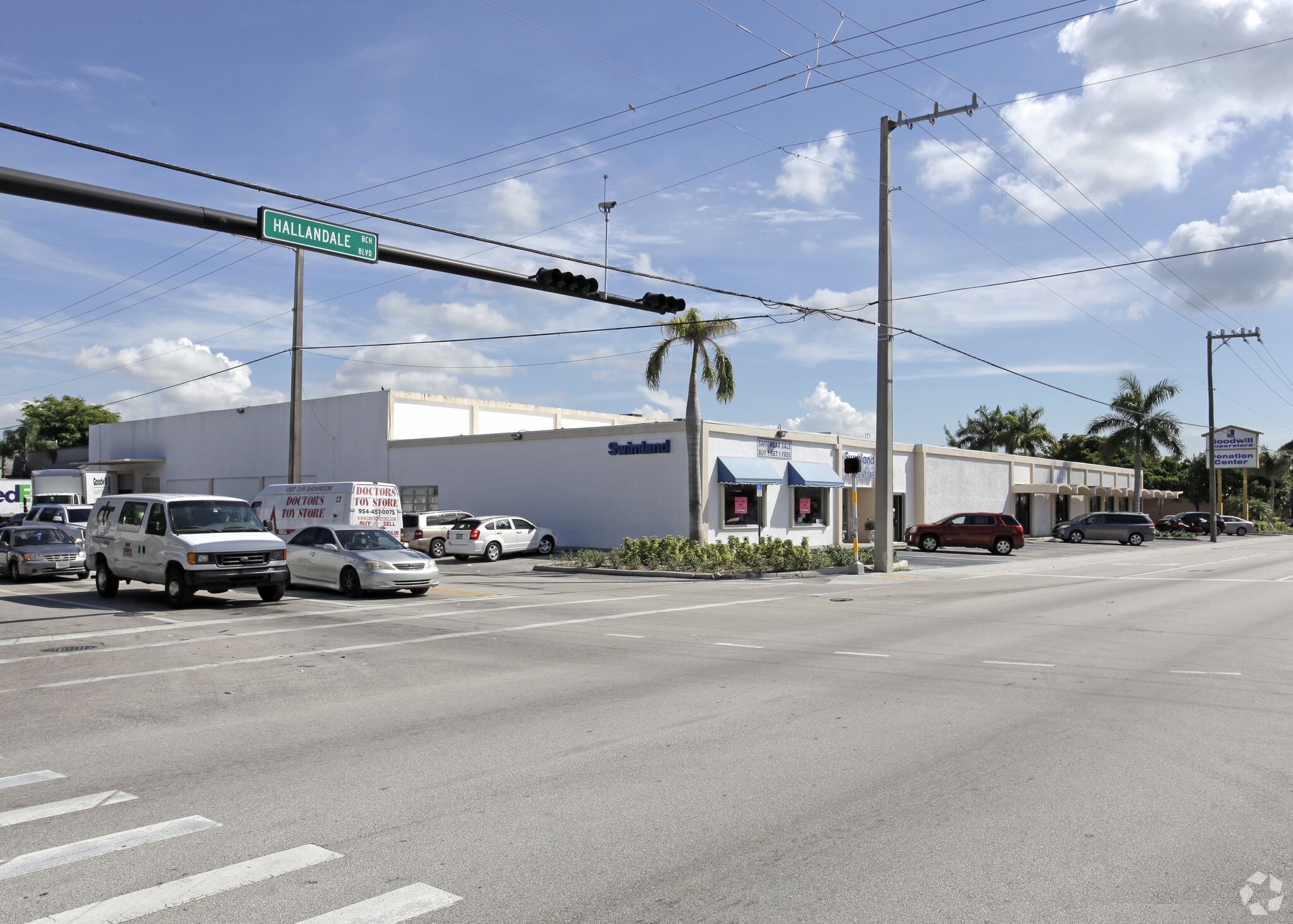 3149 W Hallandale Beach Blvd, Hallandale, FL à louer Photo de l’immeuble– Image 1 sur 27