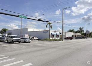 3149 W Hallandale Beach Blvd, Hallandale, FL à louer Photo de l’immeuble– Image 1 sur 27