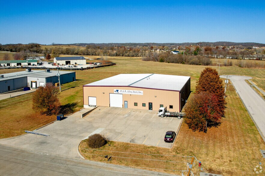 1821 Commerce Dr, Tonganoxie, KS à vendre - Photo de l’immeuble – Image 3 sur 8