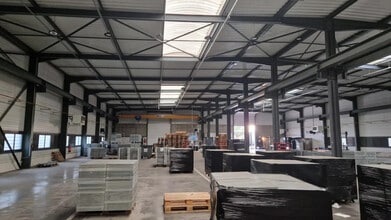 Local d’activités dans Saint-Priest à louer Photo de l’immeuble– Image 1 sur 12