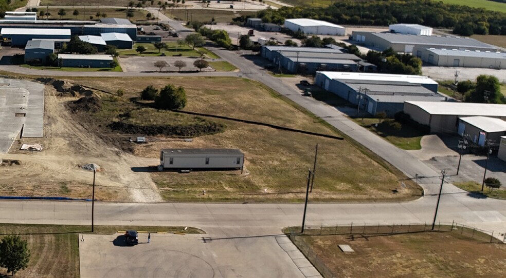 551 Airport Dr, Mansfield, TX à vendre - Photo de l’immeuble – Image 3 sur 5