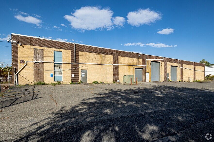 7 Grand Blvd, Brentwood, NY à louer - Photo de l’immeuble – Image 2 sur 8
