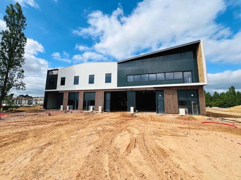 Local d'activités dans Plaisir à vendre - Photo de l’immeuble – Image 1 sur 13