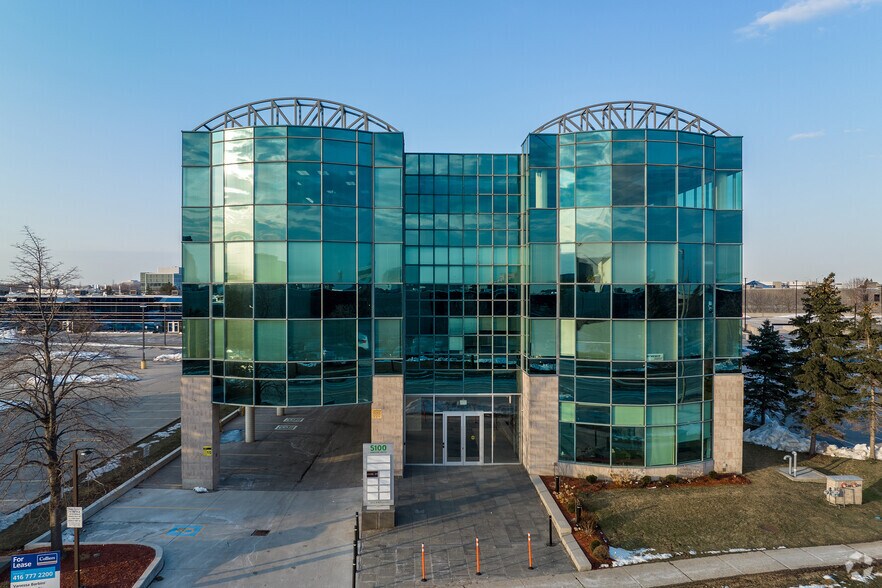 5100 Orbitor Dr, Mississauga, ON à louer - Photo de l’immeuble – Image 2 sur 12