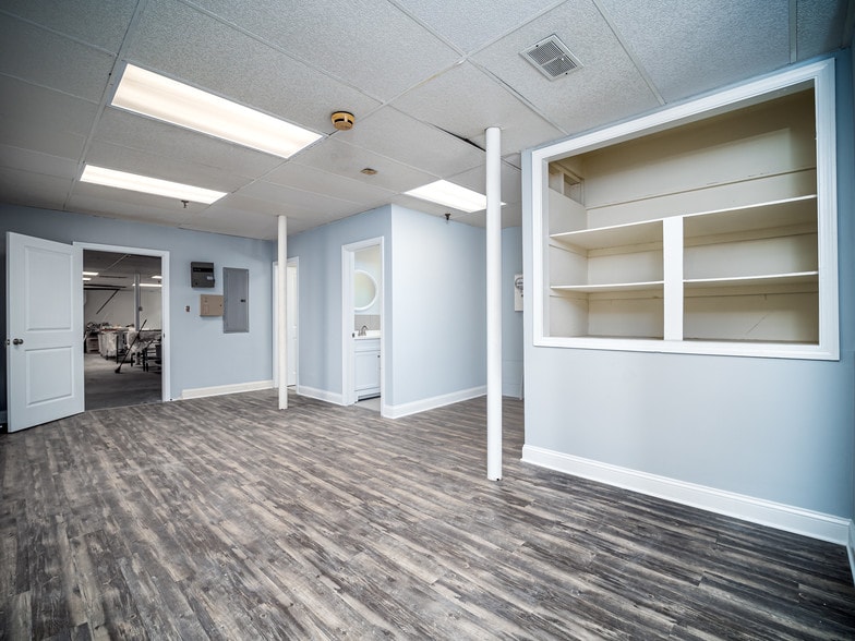 100 Central St, Milford, MA à louer - Hall d’entrée – Image 2 sur 11