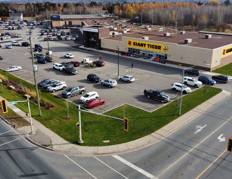 625 Trunk Rd, Sault Ste Marie, ON à louer - Photo de l’immeuble – Image 3 sur 4
