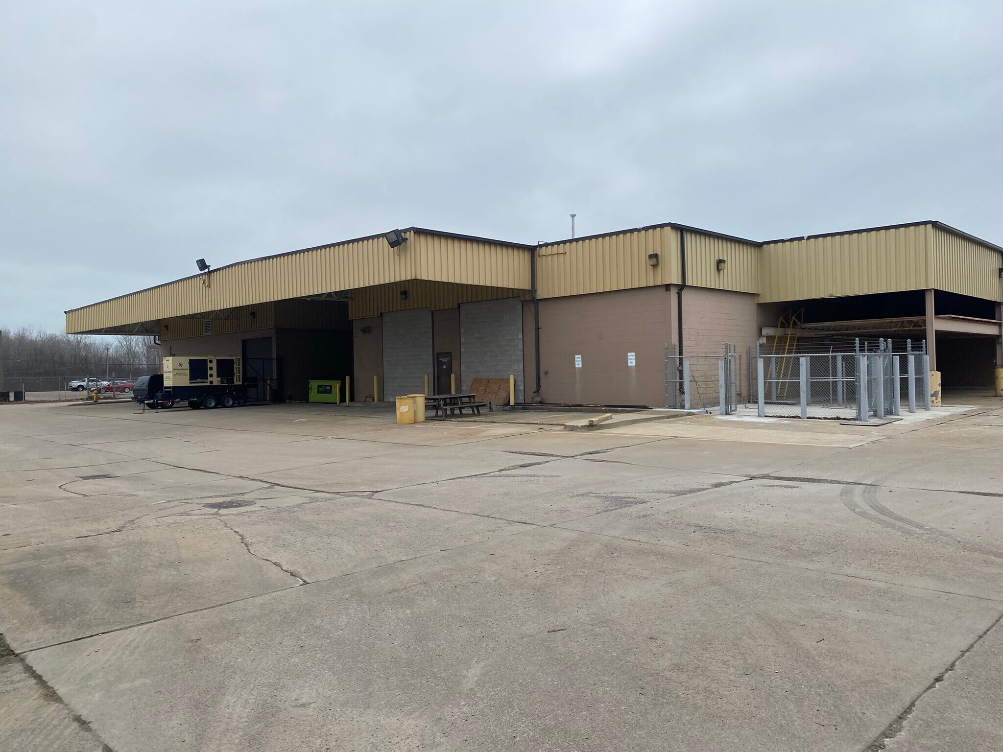 25325-25371 Henry B Joy Blvd, Harrison Township, MI à louer Photo principale– Image 1 sur 5