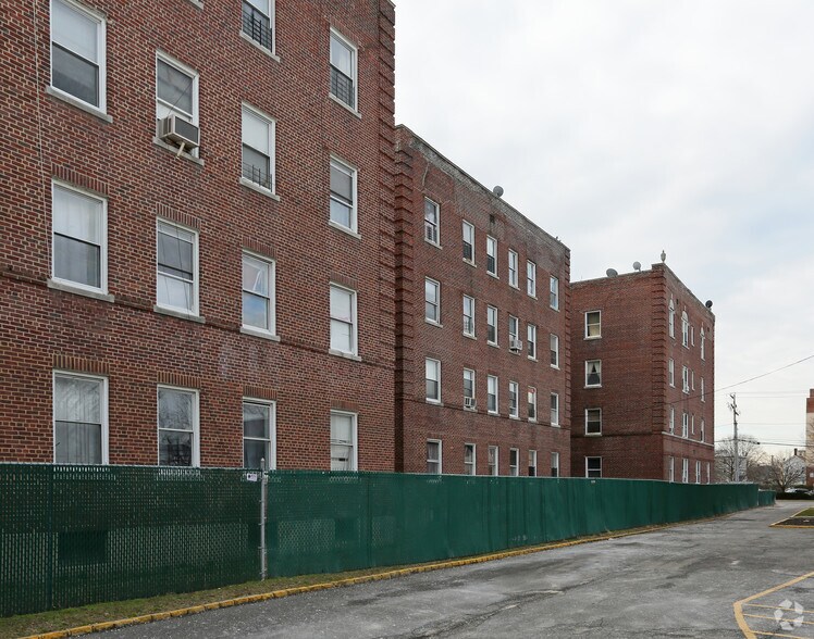 54 Greenwich St, Hempstead, NY à vendre - Photo de l’immeuble – Image 2 sur 4