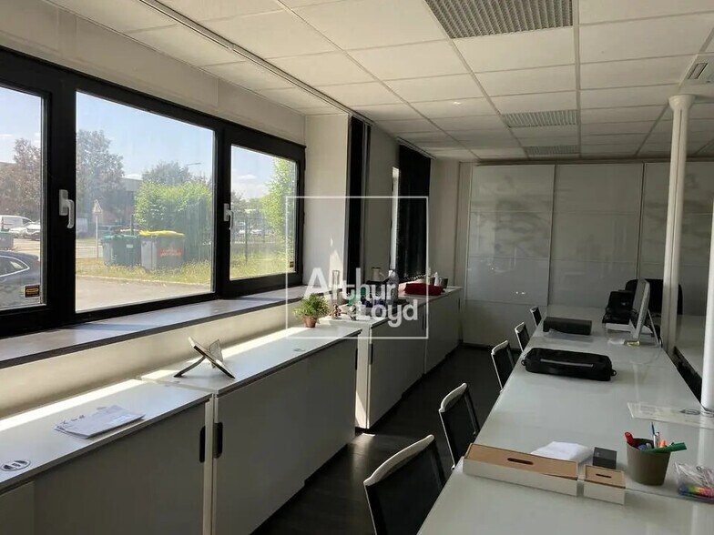 Bureau dans Moissy-Cramayel à louer - Photo de l’immeuble – Image 2 sur 5