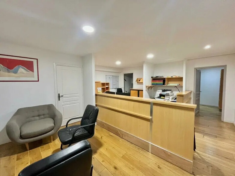 Bureau dans Saint-Laurent-du-Var à louer - Photo de l’immeuble – Image 3 sur 6