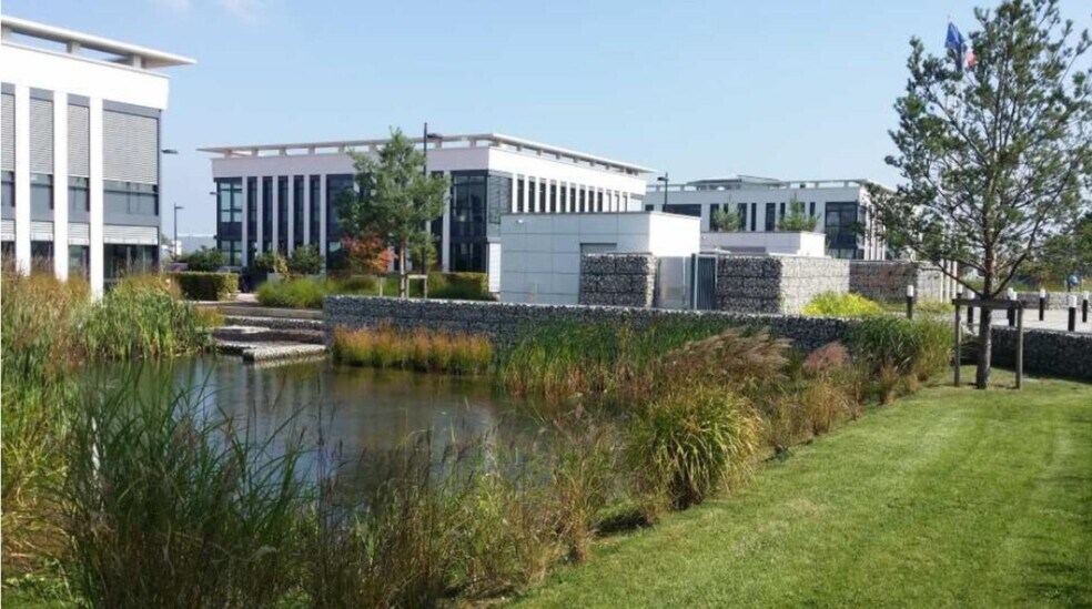 Bureau dans Élancourt à louer - Photo de l’immeuble – Image 3 sur 26