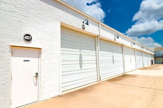 6115 Denton Dr, Dallas, TX à louer Photo de l’immeuble– Image 1 sur 1