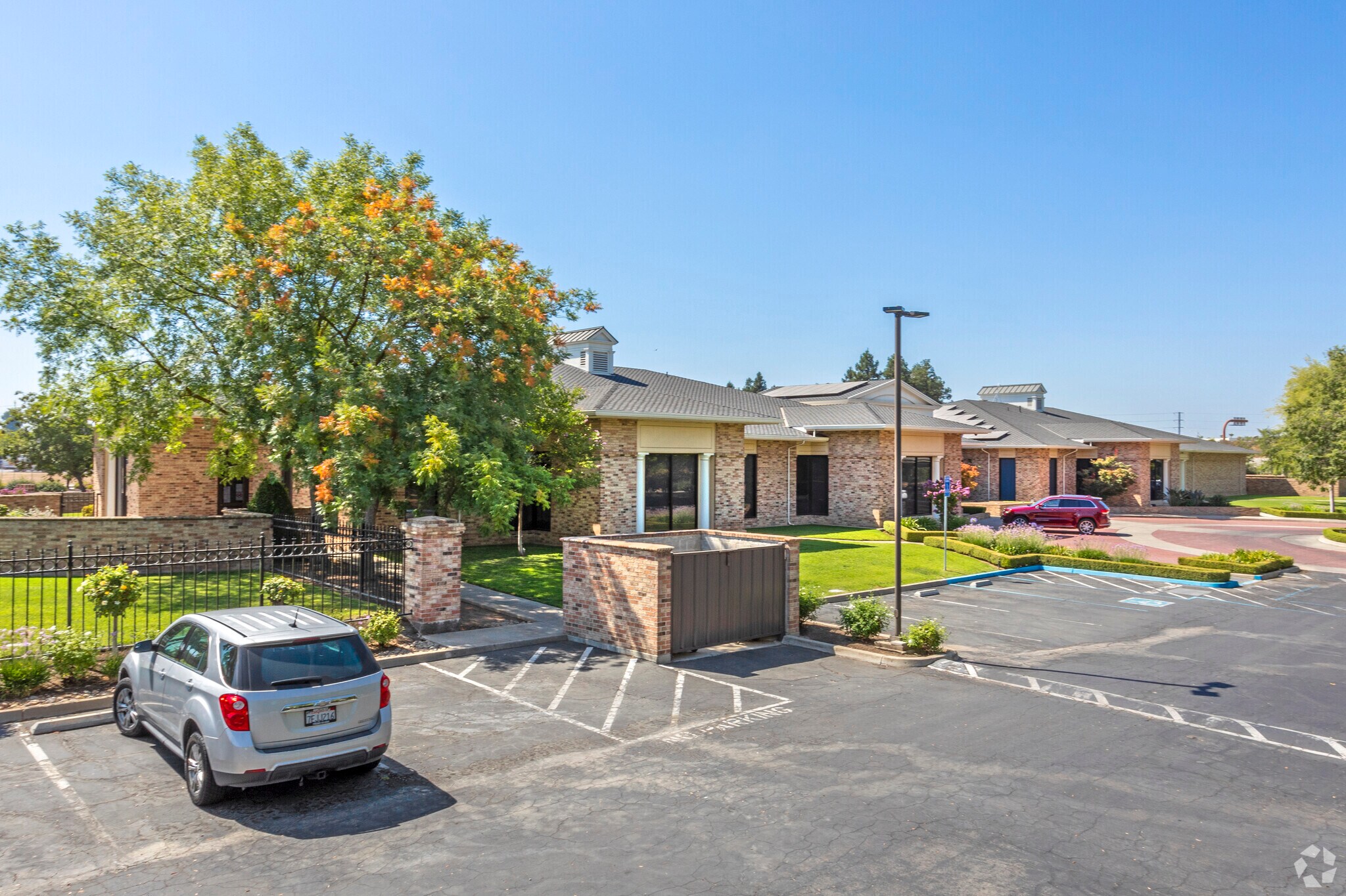 8221-8227 N Fresno St, Fresno, CA à louer Photo principale– Image 1 sur 14