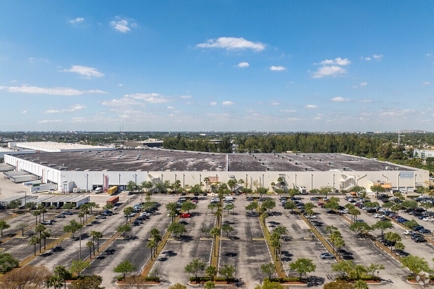 6301 E 10th Ave, Hialeah, FL à louer - Photo de l’immeuble – Image 2 sur 7