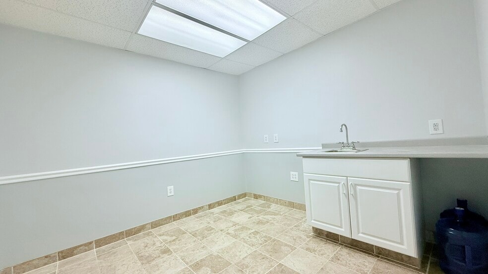 561 Cranbury Rd, East Brunswick, NJ à vendre - Photo de l’immeuble – Image 3 sur 41