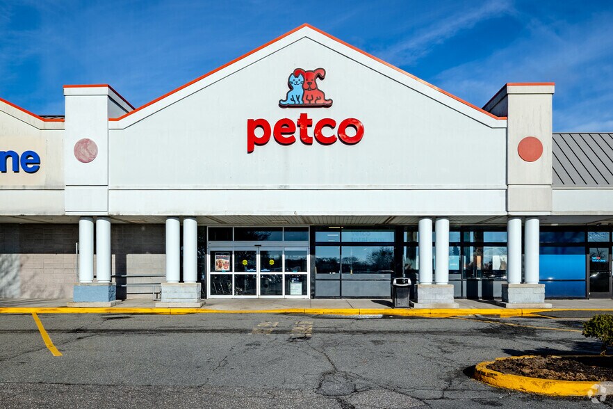 367-425 N Service Rd, Patchogue, NY à louer - Photo de l’immeuble – Image 3 sur 13