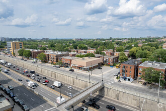 5805 Boul Décarie, Montréal, QC - VUE AÉRIENNE  vue de carte