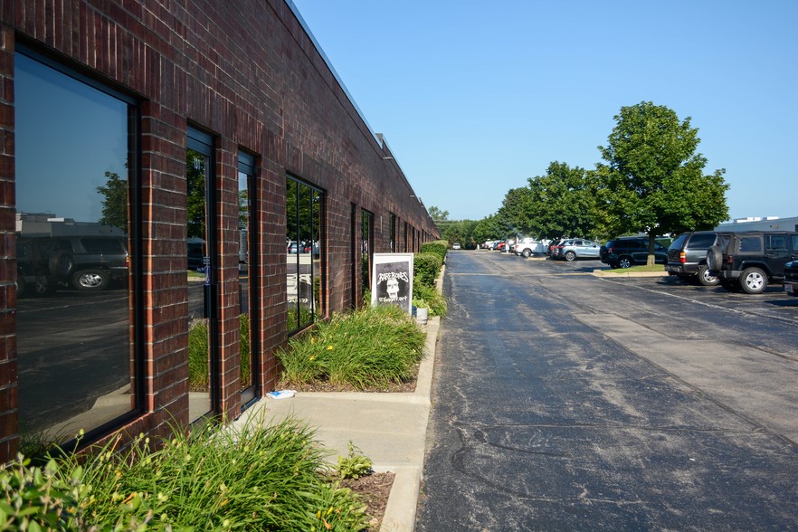 111 Erick St, Crystal Lake, IL à louer - Photo de l’immeuble – Image 3 sur 6