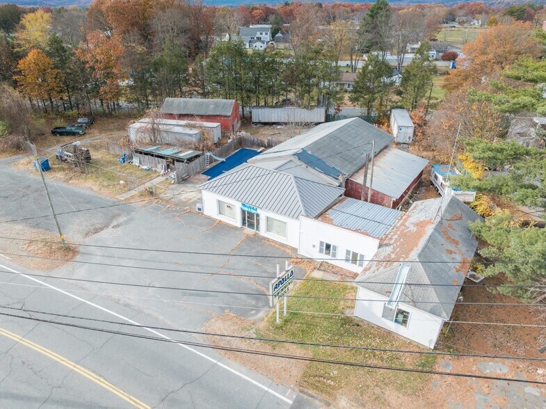 72 Unity St, Turners Falls, MA à vendre - Photo de l’immeuble – Image 1 sur 42