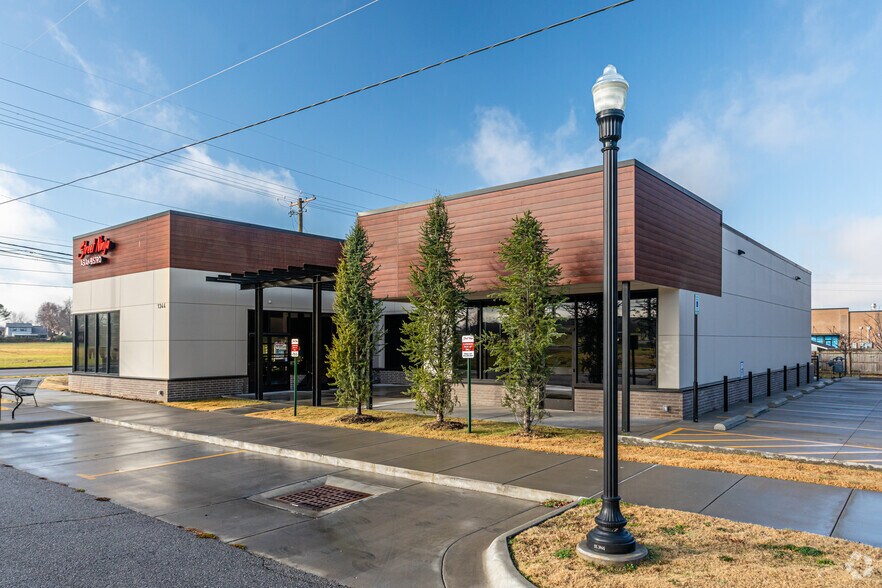 1344 Benton St, Bentonville, AR à louer - Photo de l’immeuble – Image 1 sur 18