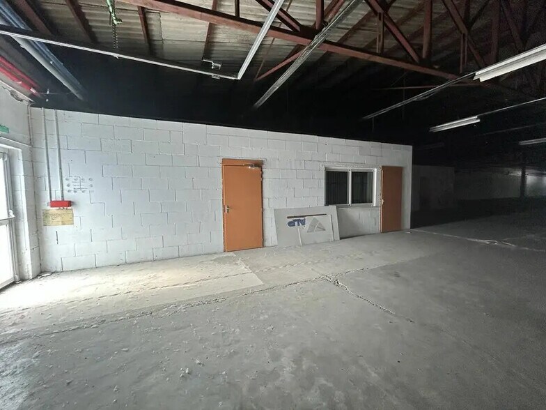 Local d’activités dans Châtenoy-le-Royal à louer - Photo de l’immeuble – Image 2 sur 3