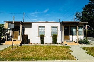 107 N Woods Ave, Fullerton, CA à louer Photo de l’immeuble– Image 2 sur 41