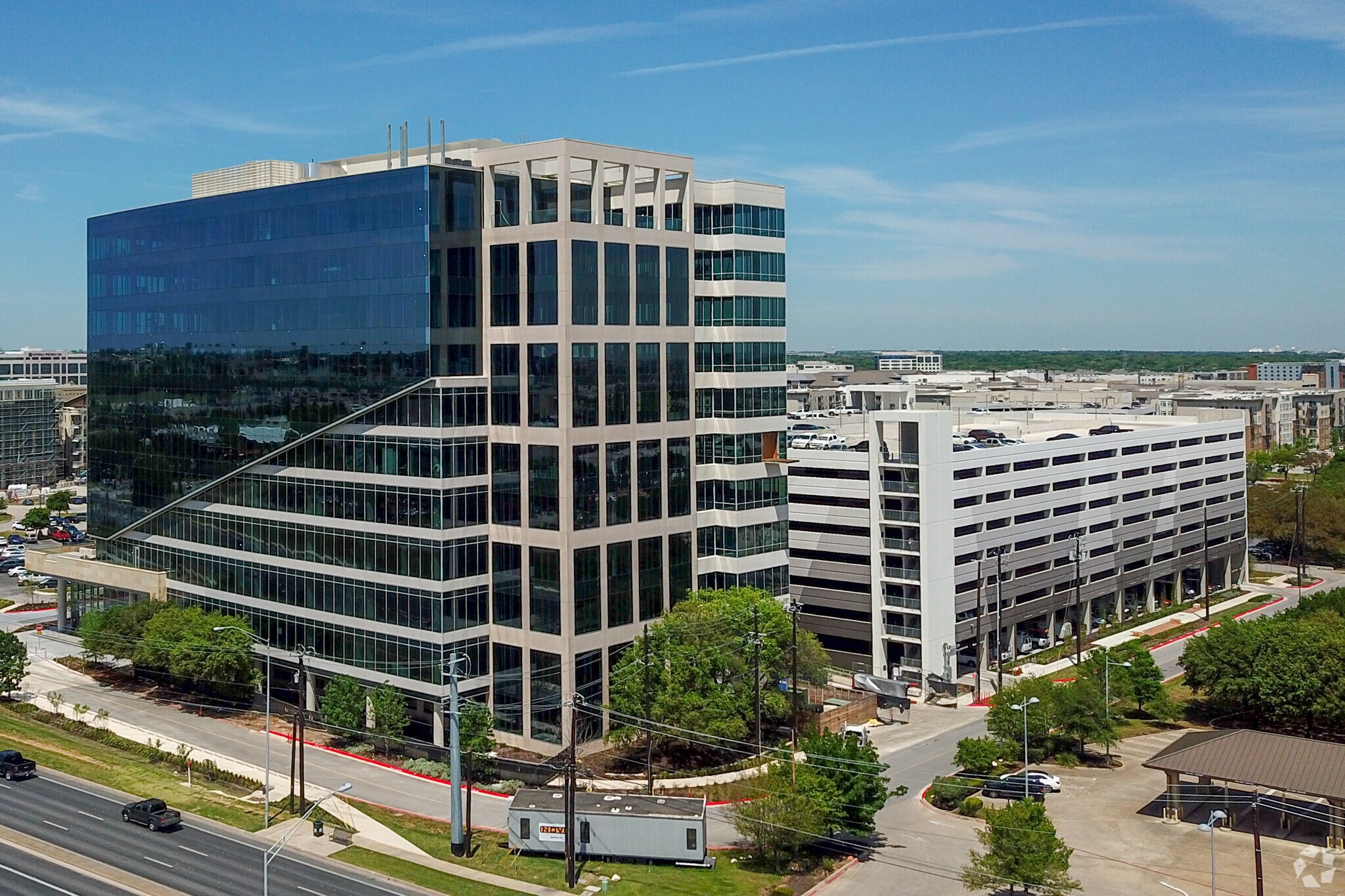 10721 Domain Dr, Austin, TX à louer Photo principale– Image 1 sur 8