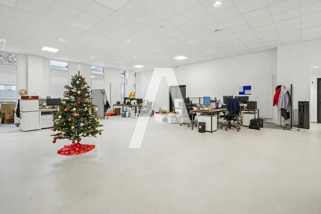 Plus de détails pour Local d'activités à louer